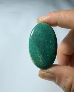 Cabochon de Jade Vert Naturel Changeant de Couleur Poli pour la Fabrication de Bijoux - Product Image 1