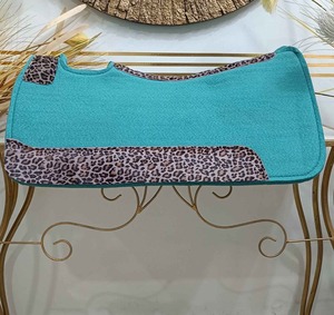 Tapis de selle pour cheval en feutre de laine respirant de qualité export avec cuir véritable pour une absorption de la transpiration et un confort optimal à prix compétitif - Product Image 1