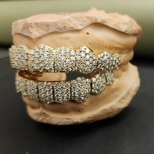 Parrillas Dentales de Diamantes Iced Out Más Vendidas para Dientes Superiores e Inferiores, Joyería Personalizada para Raperos y Amantes de la Moda, Disponibles para la Venta - Product Image 3