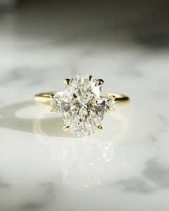 แหวนหมั้นมอยส์ซาไนต์ทรงรี 3.03 กะรัต สามเม็ด, แหวนทรงรี, รูปทรงรียาว, แหวนหมั้นมอยส์ซาไนต์ - Product Image 2