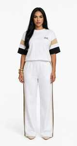 ชุดวอร์มแขนสั้นคอกลมสีขาวสำหรับผู้หญิงจาก OneTen Apparel ทรงหลวม กางเกงขายาว - Product Image 1