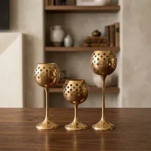 Ensemble de trois bougeoirs marocains vintage en laiton, porte-bougies décoratifs, support à bougies traditionnel marocain pour la décoration de la maison - Product Image 5