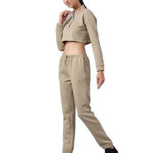 Ensemble de survêtement pour femme avec sweat à capuche court personnalisé à demi-zip et pantalon de jogging coupe ajustée - Product Image 3