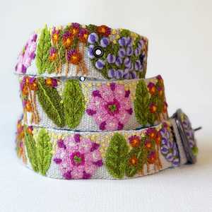 Ceinture élégante et légère en lin brodé de fleurs avec détails perlés faits à la main pour assortir les tenues modernes et traditionnelles - Product Image 4