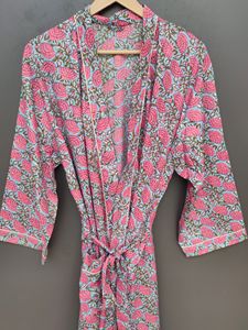 Bata Larga para Mujer con Estampado Floral, Ecológica, Transpirable, Manga Tres Cuartos, Azul Cielo y Rosa, Patrón Suave, Algodón Tejido, Informal - Product Image 2