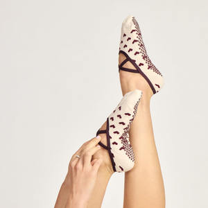 Chaussettes de yoga en coton respirantes à logo personnalisé pour femmes, avec compression à la cheville, antidérapantes, motif cœur tricoté, idéales pour le barre et le Pilates au printemps - Product Image 2