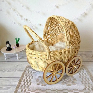 รถเข็นหวายสุดน่ารักสำหรับตุ๊กตาเด็ก ออกแบบ OEM สำหรับเด็กทารก ผลิตด้วยมือจากเวียดนาม ขายส่งจากโรงงานโดยตรง - Product Image 1