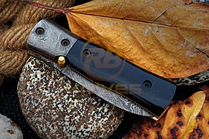 Couteau pliant de poche artisanal en acier Damas OEM personnalisé, pointe tombante, manche en résine, pour camping, chasse, EDC, avec étui en cuir - Product Image 6
