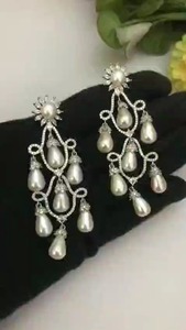 ต่างหูมุกทรงหยดน้ำคุณภาพพรีเมียม ดีไซน์สวยงาม หรูหรา เหมาะสำหรับใส่ไปงานปาร์ตี้ น้ำหนักเบา เข้ากับทุกชุด - Product Image 2