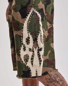 Shorts Bermuda Camouflage Homme avec Rivets Décoratifs, Taille Mi-Haute, en Coton Tissé Décontracté, Patch Flamme, Strass et Fermeture Élastique - Product Image 4