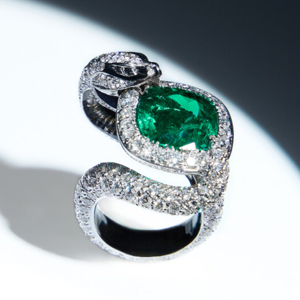 Anillo de Cóctel de Lujo para Mujer en Oro de 18K con Gema de Corte Esmeralda y Diamantes Pavé, Joyería de Compromiso - Product Image 2