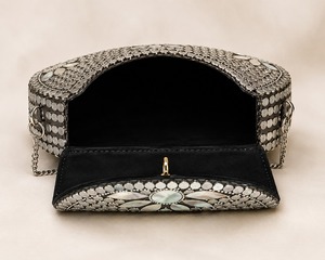 Pochette de soirée de luxe ronde en métal avec doublure en velours, incrustation de perles et chaîne décorative pour fêtes et mariages - Product Image 4