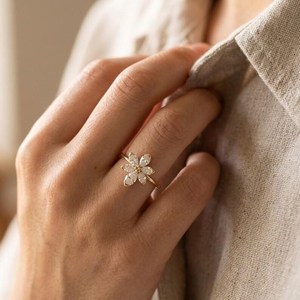 Bague de fiançailles en or massif 10K 14K 18K avec diamant de laboratoire taille poire certifié IGI 0,81 carat, couleur E, clarté VVS - Product Image 3