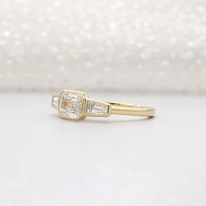 Bague de fiançailles en or jaune 14 carats avec diamant de laboratoire certifié IGI, taille émeraude, 2 carats - Product Image 4