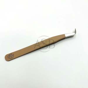 Pinza para Extensión de Pestañas en Color Marrón Desnudo con Ángulo de 65 Grados, con Corazón en el Mango, de Acero Inoxidable, con Logotipo Personalizado - Product Image 2
