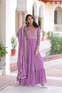 Vestido de Georgette Sintética para Mujer con Lentejuelas, Bordado Zari y Dupatta con Trabajo de Corte, Listo para Usar, Estilo Indo-Occidental, para Fiestas y Bodas - Product Image 3
