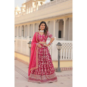 Ensemble de vêtements pour femmes teintables Lehenga Choli & Dupatta en tissu jacquard de viscose pure de créateur - Product Image 4