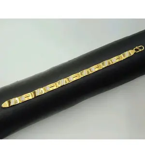 Bracelet élégant pour homme en or 22 carats, bijoux de créateur pour un usage quotidien, avec motif gravé et maillons texturés, finition haut de gamme - Product Image 3