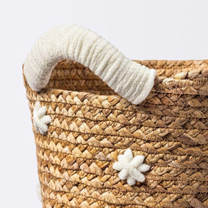 Panier de rangement rond tressé avec décor floral blanc, fait main, style bohème, organisateur pour salon, artisanat en fibres naturelles - Product Image 5
