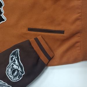 Chaqueta Varsity Negra de Cuero Sintético, Transpirable, con Logotipo Bordado, Mangas de Poliéster, Estilo Urbano, Unisex, Corte Regular, para Invierno - Product Image 4