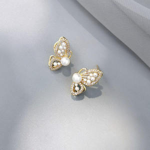 Boucles d'oreilles romantiques unisexes AMBER JEWELS en or massif 14 carats avec perles et accents de diamants de laboratoire, style vintage, certifiées IGI, bijoux de mariage - Product Image 3