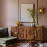 Buffet en bois moderne avec design géométrique sculpté, meuble de rangement fait main pour salon et salle à manger