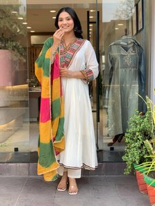 Ensemble Anarkali évasé pour femme Pryosha Enterprise, avec Kurta à col en fil patchwork et Dupatta Leheriya - Product Image 1