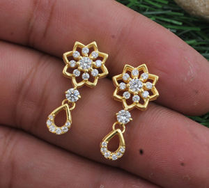 Boucles d'oreilles pendantes en argent sterling 925 avec CZ, boucles d'oreilles minimalistes de luxe, petites boucles d'oreilles délicates pour femmes, vente en gros - Product Image 1