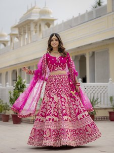 ชุดเลเฮนกาโชลีสีชมพูสดหรูหราสำหรับเจ้าสาว พร้อมงานปักดิ้นทองหนักลายช้าง ดีไซน์เนอร์ออกแบบกระโปรงและเสื้อสำหรับงานแต่งงาน - Product Image 6