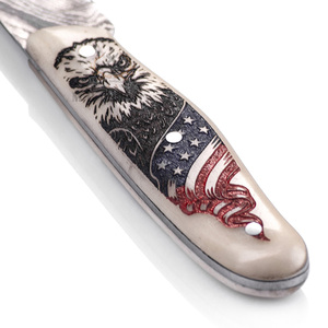 Cuchillo de Caza de Hoja Fija de Acero de Damasco OEM - Borde Recto con Grabado Láser - Mango de Hueso de Camello - Diseño de la Bandera de la Antigua Gloría con Águila - Product Image 3