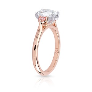 Anillo de Compromiso de Tres Piedras con Diamante Cultivado en Laboratorio de Corte Ovalado de 5.30CT, Oro Rosa de 14K, Piedra Lateral, Joyería Fina Personalizada, Fabricante Mayorista - Product Image 2