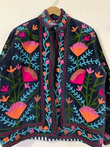 Veste en velours brodée de fleurs bohèmes pour femmes, inspirée du style Suzani traditionnel, col montant, vêtement d'extérieur artisanal tendance - Product Image 2