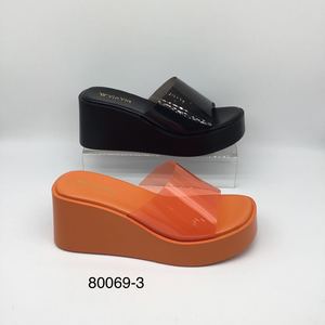 Sandales compensées à plateforme décorées <span class=keywords><strong>de</strong></span> perles pour femme – Idéales pour l'été et la plage - Product Image 2