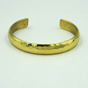 กำไลข้อมือทองเหลืองตีลายทำมือ - กำไลปรับขนาดได้สีทอง - เครื่องประดับเรียบง่ายสำหรับผู้ชายและผู้หญิง - Product Image 2