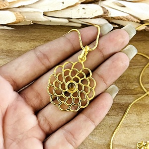 Pendentif Bohème Floral Tendance en Laiton Plaqué Or 18 carats pour Femme, Bijou Ethnique Mandala Géométrie Sacrée, Vente en Gros OEM ODM - Product Image 4