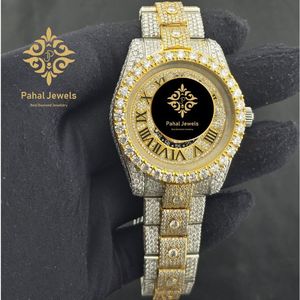 นาฬิกาข้อมือสแตนเลสสตีลแบบ Iced Quartz หน้าปัดสีทอง สายขนาด 20 มม. ตัวเลขโรมัน นาฬิกาหรูพร้อมวันที่ - Product Image 1