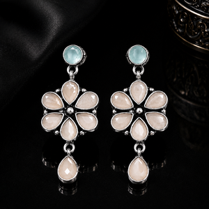 Boucles d'oreilles pendantes en onyx argenté oxydé en forme de fleur, vente en gros |   Fabricant de boucles d'oreilles ethniques bohèmes en laiton |   Bijoux de mode haut de gamme - Product Image 3