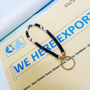 WE HERE EXPORTS Porte-clés de poignet tendance pour femme, fait main, avec perles de rocaille, pierres imitation perle et pierres à insérer dans les ongles - Product Image 1