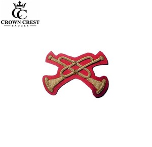 Badge Premium brodé à la main, motif trompettes croisées, fil doré sur mesure, accessoire vestimentaire à coudre, finition soignée - Product Image 1