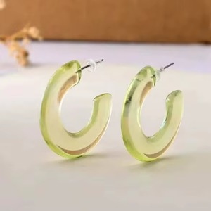 Pendientes de Resina Hechos a Mano para Mujer, Diseño Moderno y Artístico con Acabado Brillante, Forma Personalizada de Hada del Amor - Product Image 1