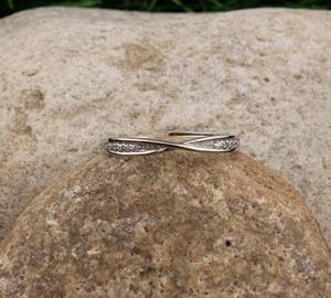 แหวนเงินแท้ 925 ประดับพลอยทรงคลาสสิกสำหรับผู้หญิง งานแฮนด์เมด ดีไซน์ลายตอกแบบช่างฝีมือ วงแหวนเงินแท้ งานละเอียด สำหรับงานปาร์ตี้ - Product Image 4