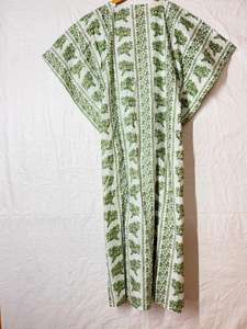 ชุดเดรสยาวผ้าฝ้ายลายดอกไม้ คอวี รัดเอวได้ ใช้คลุมชุดว่ายน้ำ แขนกิโมโนทรงหลวม เหมาะสำหรับใส่ไปเที่ยวพักผ่อน ขายส่ง - Product Image 4