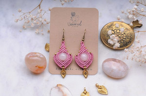 Pendientes Colgantes de Macramé con Cuarzo Rosa Hechos a Mano, Piedra Preciosa Rosa, Hoja de Oro, Joyería Artesanal Bohemia para Mujer - Product Image 3