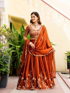 Conjunto de Lehenga Choli de Seda Bordada en Naranja con Dupatta, Traje Tradicional Indio para Bodas para Mujer - Product Image 1