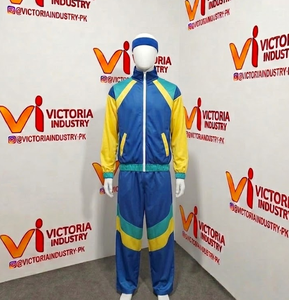 Ensemble veste coupe-vent imperméable à capuche unisexe et short Challenger, ensemble de survêtement imperméable pour femme personnalisé, design 2 en 1 - Product Image 3