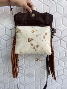 Bolso bandolera de cuero con flecos y grabado a mano estilo occidental, vintage, bohemio, hecho a mano, de piel con pelo, multiusos. - Product Image 5