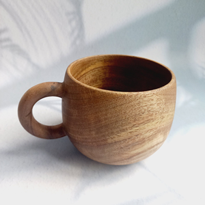 Grande tasse en bois d'acacia naturel, artisanale, avec anse, pour café, thé, bière, jus, lait, eau, du Vietnam - Product Image 1