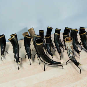 Auténtica taza de cuerno vikinga hecha a mano con soporte de hierro y diseño de punta de latón a precio económico. - Product Image 4