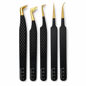Pinzas para Extensión de Pestañas de Acero Japonés Sostenible con Punta de Diamante, Color Negro Dorado, 45, 90 y 65 Grados, para Volumen y Aislamiento - Product Image 1