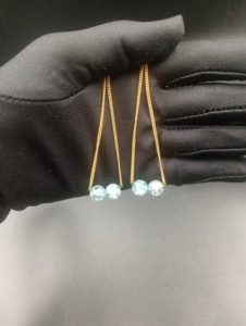 Boucles d'oreilles créoles minimalistes plaquées or avec perles, couleur bleu fantaisie taille brillant, pour femme, idéales pour les fêtes, le quotidien, cadeau, bijoux fantaisie - Product Image 3